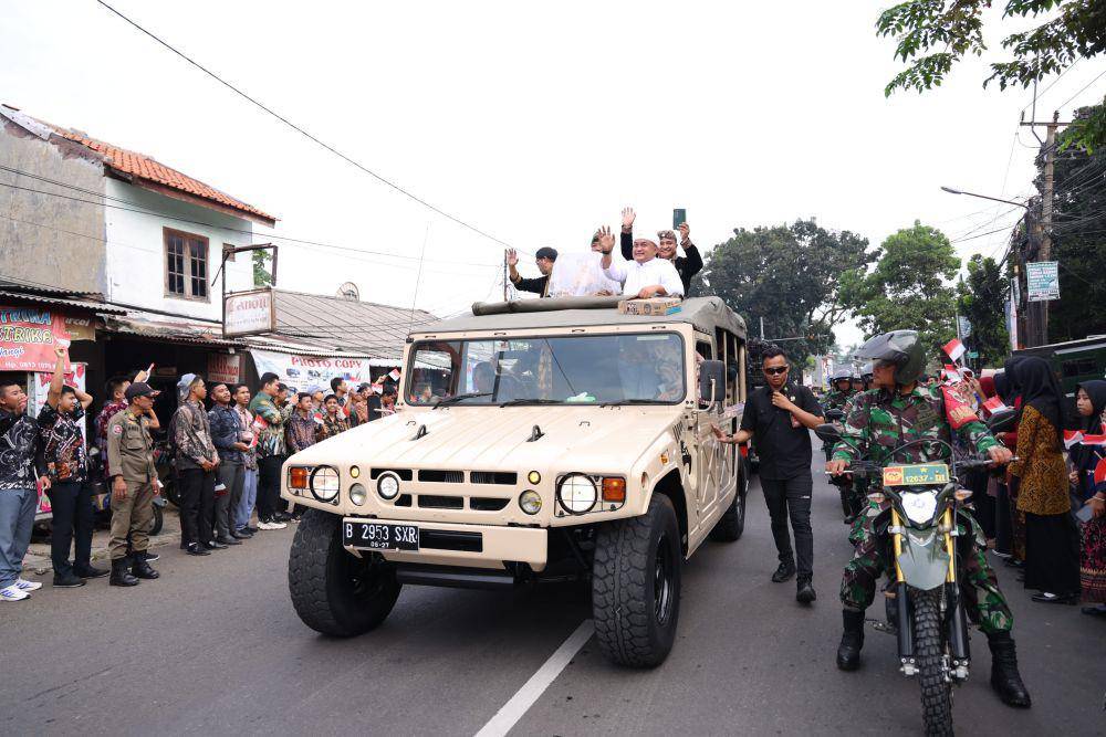 Arak-arakan Bupati Bogor Rudy Susmanto dalam kirab kembalinya mahkota Binokasih ke daerahnya, Senin (21/4/2025). (Humas Pemkab Bogor).