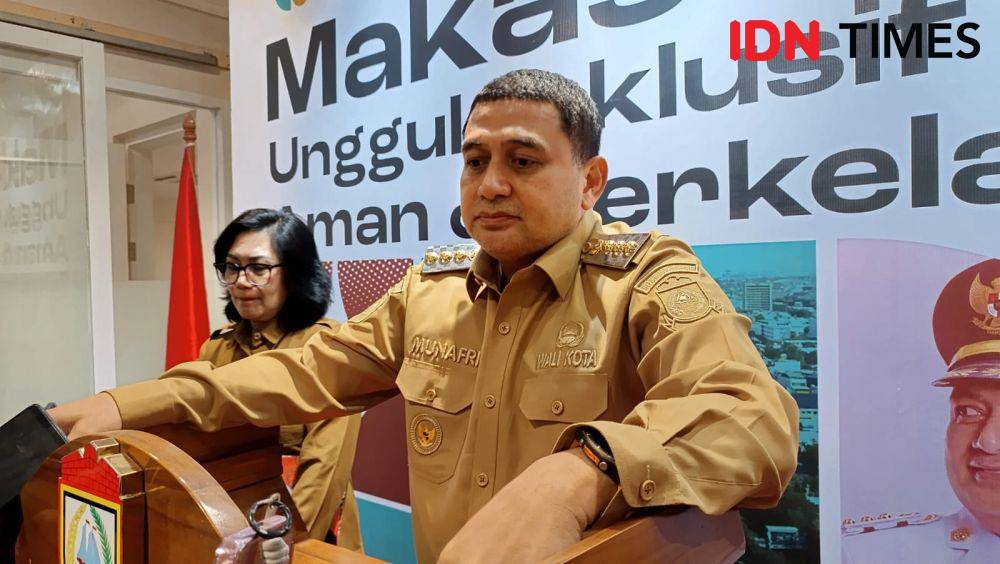 Wali Kota Makassar Munafri Arifuddin (tengah) bersama Nielma Palamba (kiri) usai penunjukan sebagai Plh Sekda, Senin (21/4/2025). (IDN Times/Asrhawi Muin)