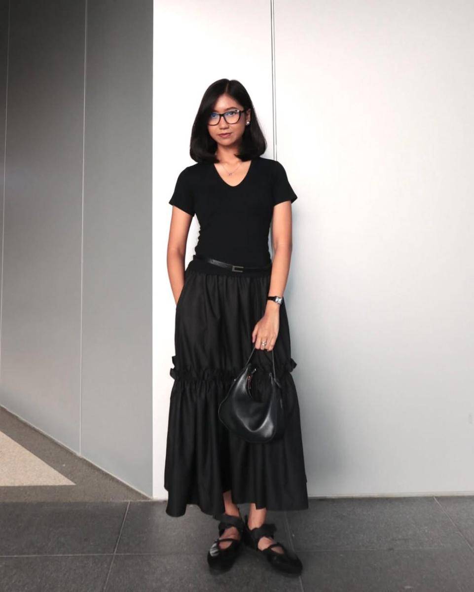potret ide clean outfit yang semi formal hingga santai ala Nafisah Maulidya