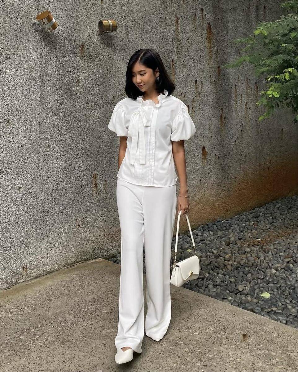 potret ide clean outfit yang semi formal hingga santai ala Nafisah Maulidya