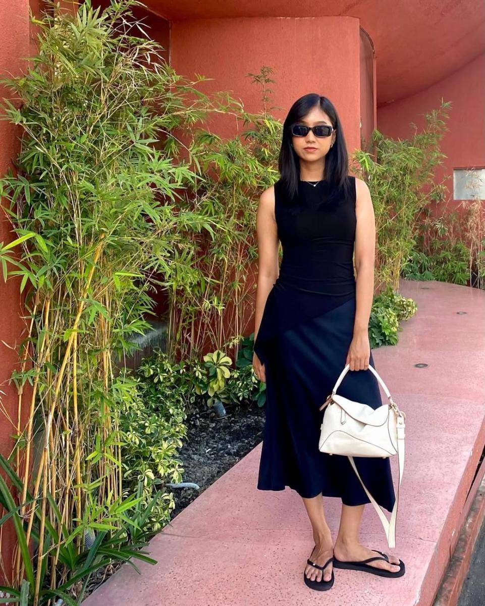 potret ide clean outfit yang semi formal hingga santai ala Nafisah Maulidya