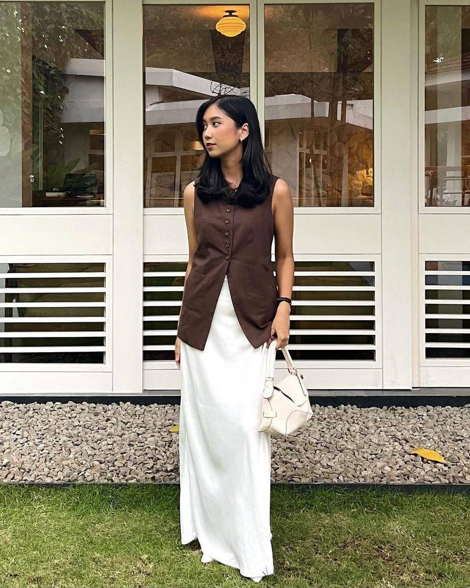 potret ide clean outfit yang semi formal hingga santai ala Nafisah Maulidya