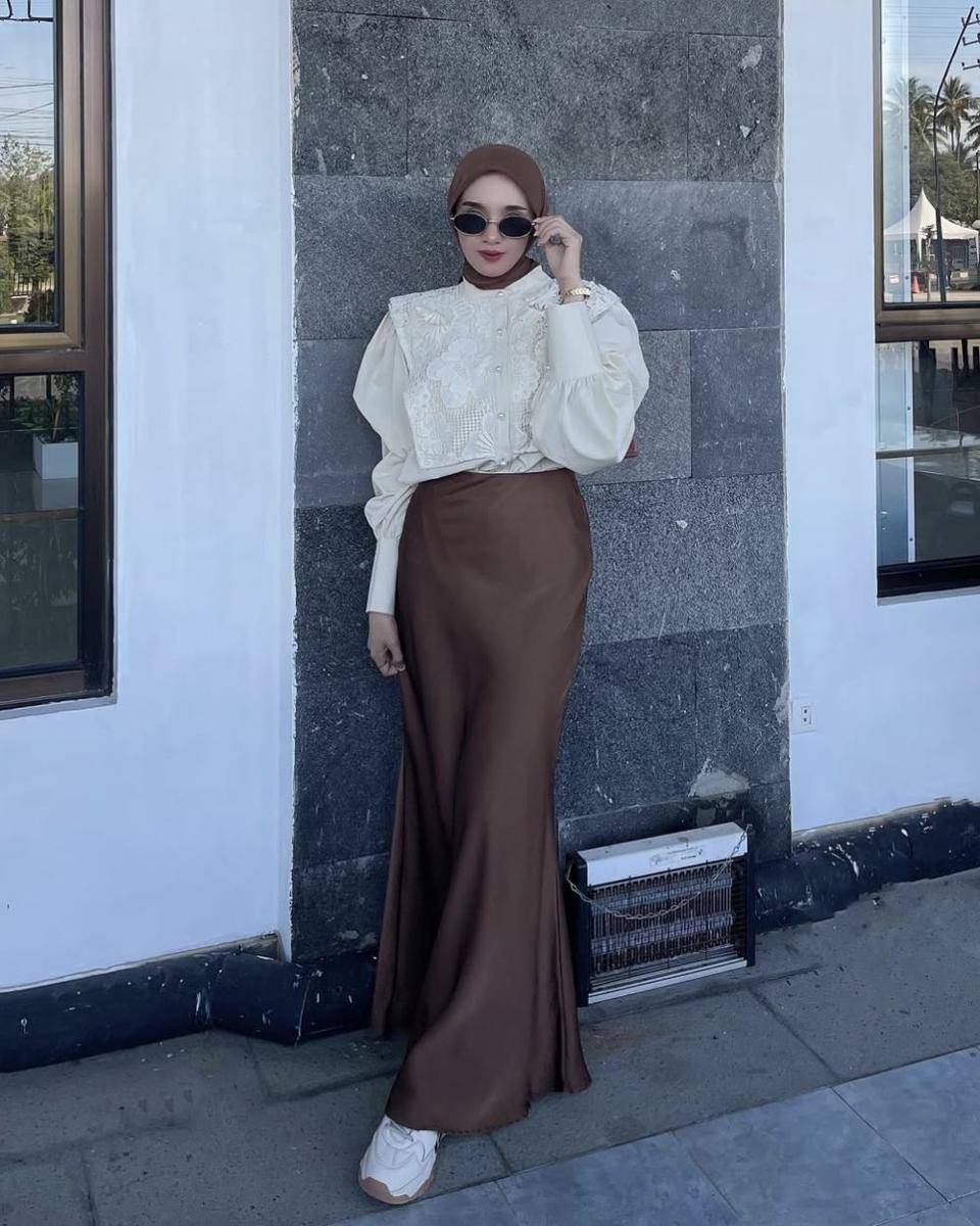 potret ide OOTD hijab serba rok dan atasan cokelat ala Lisna Feri (instagram.com/lisnaferi)