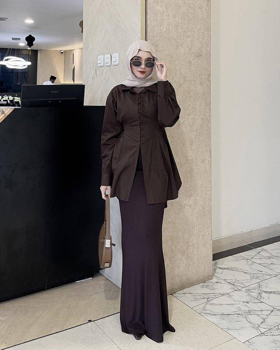potret ide OOTD hijab serba rok dan atasan cokelat ala Lisna Feri (instagram.com/lisnaferi)