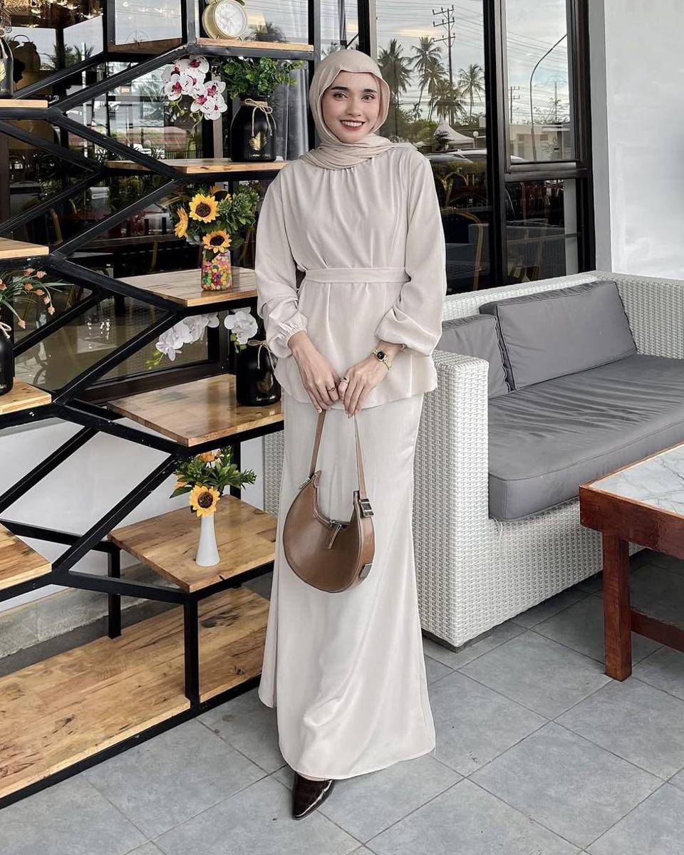 potret ide OOTD hijab serba rok dan atasan cokelat ala Lisna Feri (instagram.com/lisnaferi)