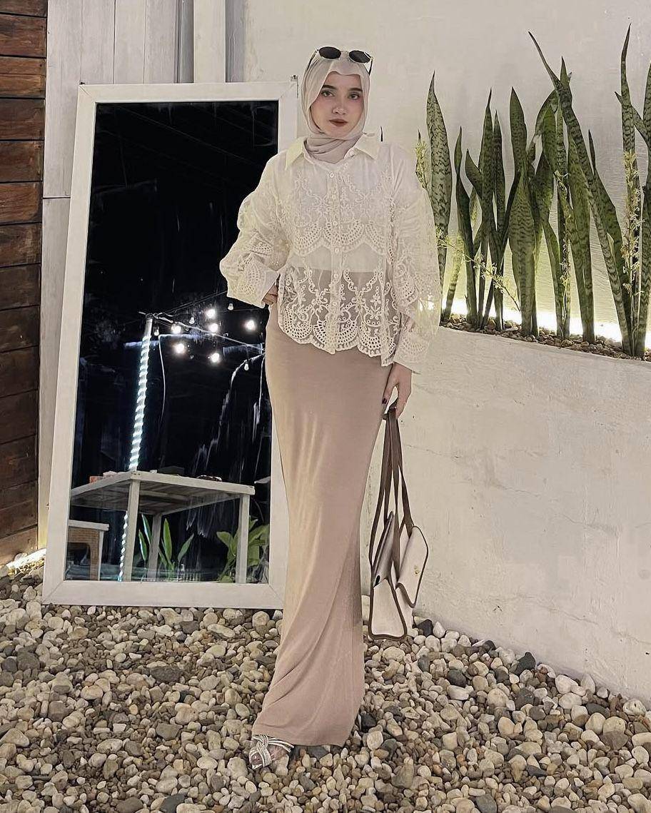 potret ide OOTD hijab serba rok dan atasan cokelat ala Lisna Feri (instagram.com/lisnaferi)
