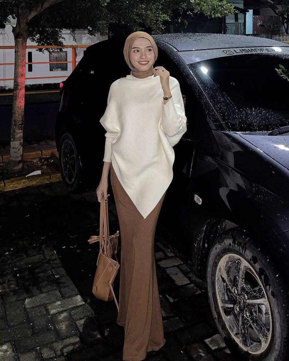 potret ide OOTD hijab serba rok dan atasan cokelat ala Lisna Feri (instagram.com/lisnaferi)