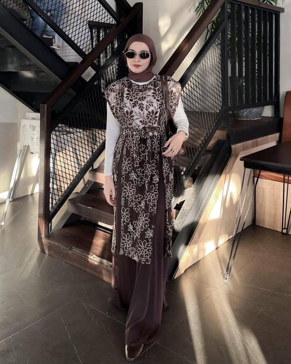potret ide OOTD hijab serba rok dan atasan cokelat ala Lisna Feri (instagram.com/lisnaferi)