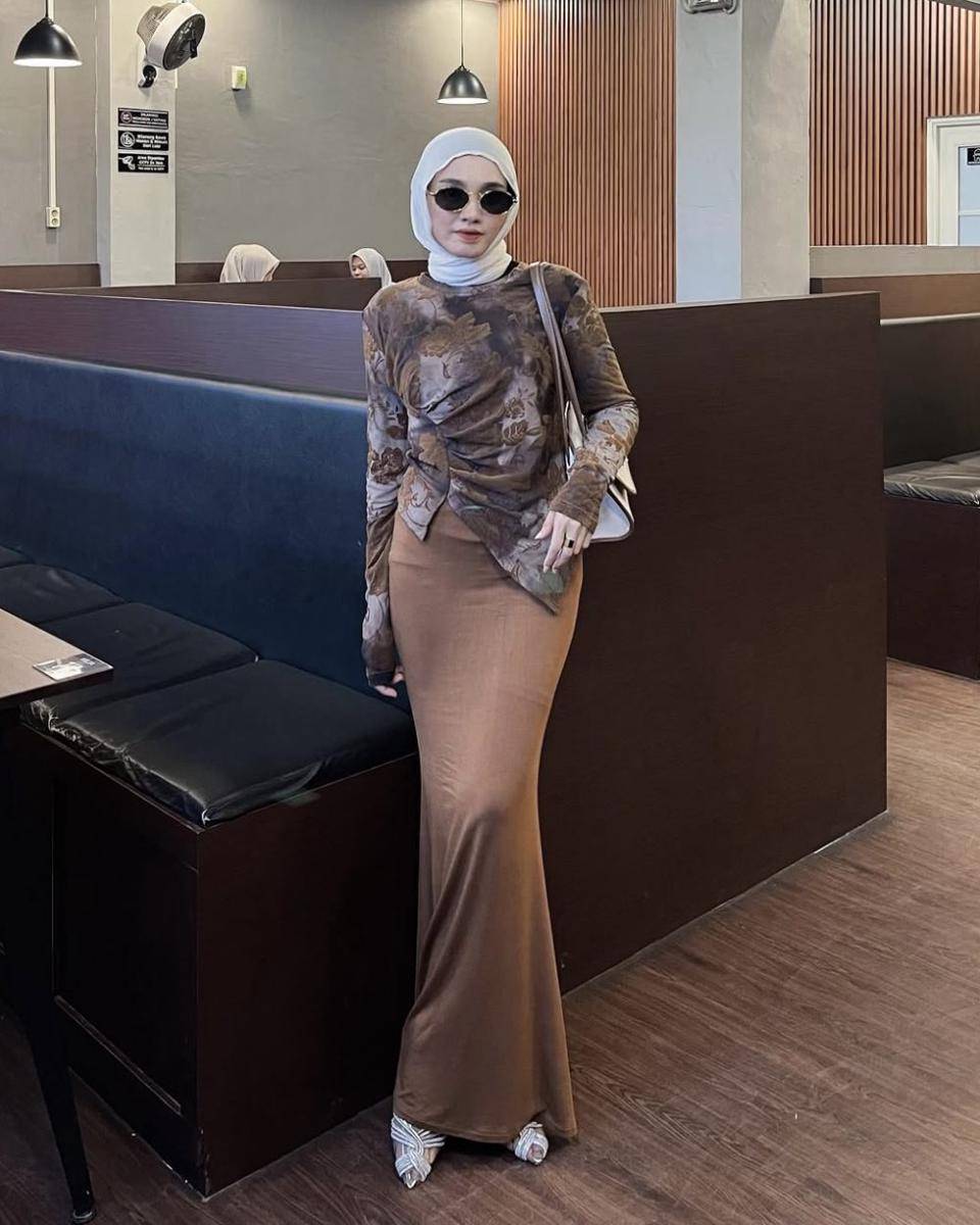 potret ide OOTD hijab serba rok dan atasan cokelat ala Lisna Feri (instagram.com/lisnaferi)