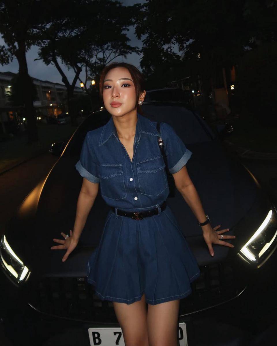potret ide OOTD kasual feminin pakai mini skirt ala Vivi Cen (instagram.com/vivicen)