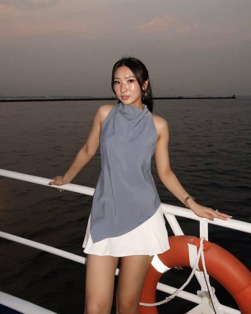 potret ide OOTD kasual feminin pakai mini skirt ala Vivi Cen (instagram.com/vivicen)
