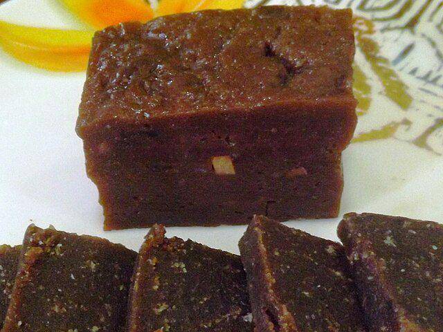 ilustrasi potong dodol (commons.wikimedia.org/Chamal N)