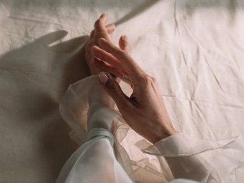 Ilustrasi parfum yang tidak lengket saat digunakan. (pexels.com/ cottonbro studio)