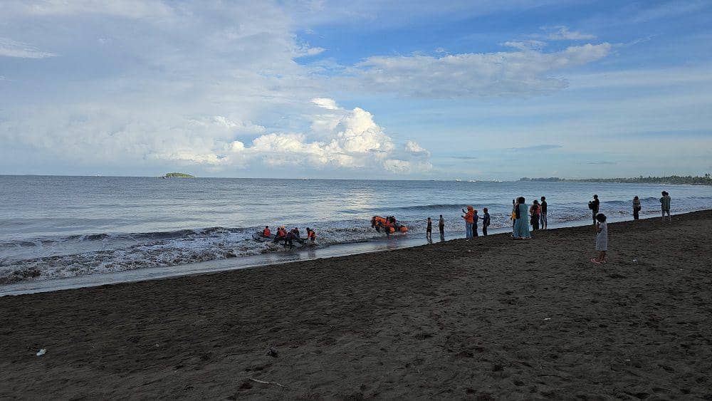 Tim Basarnas melakukan pencarian di darat dan laut (Foto: Basarnas Padang)