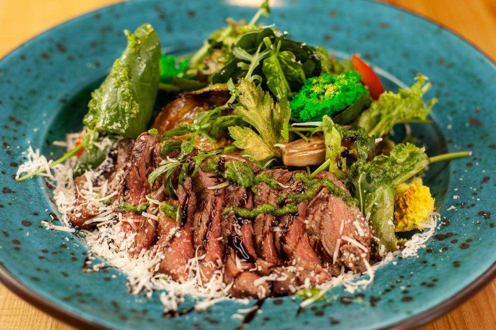 ilustrasi steak dan salad sayuran (pexels.com/Роман Нагаевский)