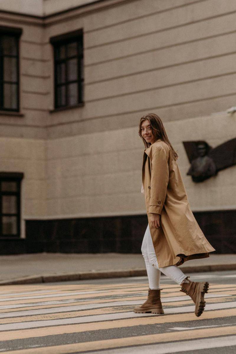 rekomendasi padu padan jeans putih (pexels.com/Anna Kollor)