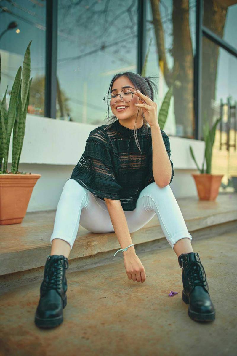 rekomendasi padu padan jeans putih (pexels.com/Juliano Astc)