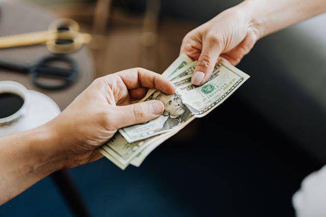 Ilustrasi gaji (pexels.com/monthly salary)