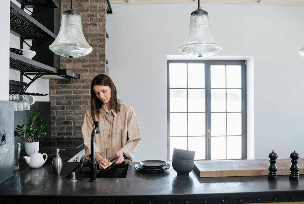 ilustrasi membersihkan dapur (pexels.com/MART PRODUCTION)