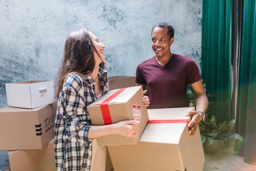 ilustrasi pasangan mengangkat box (pexels.com/RDNE Stock project)