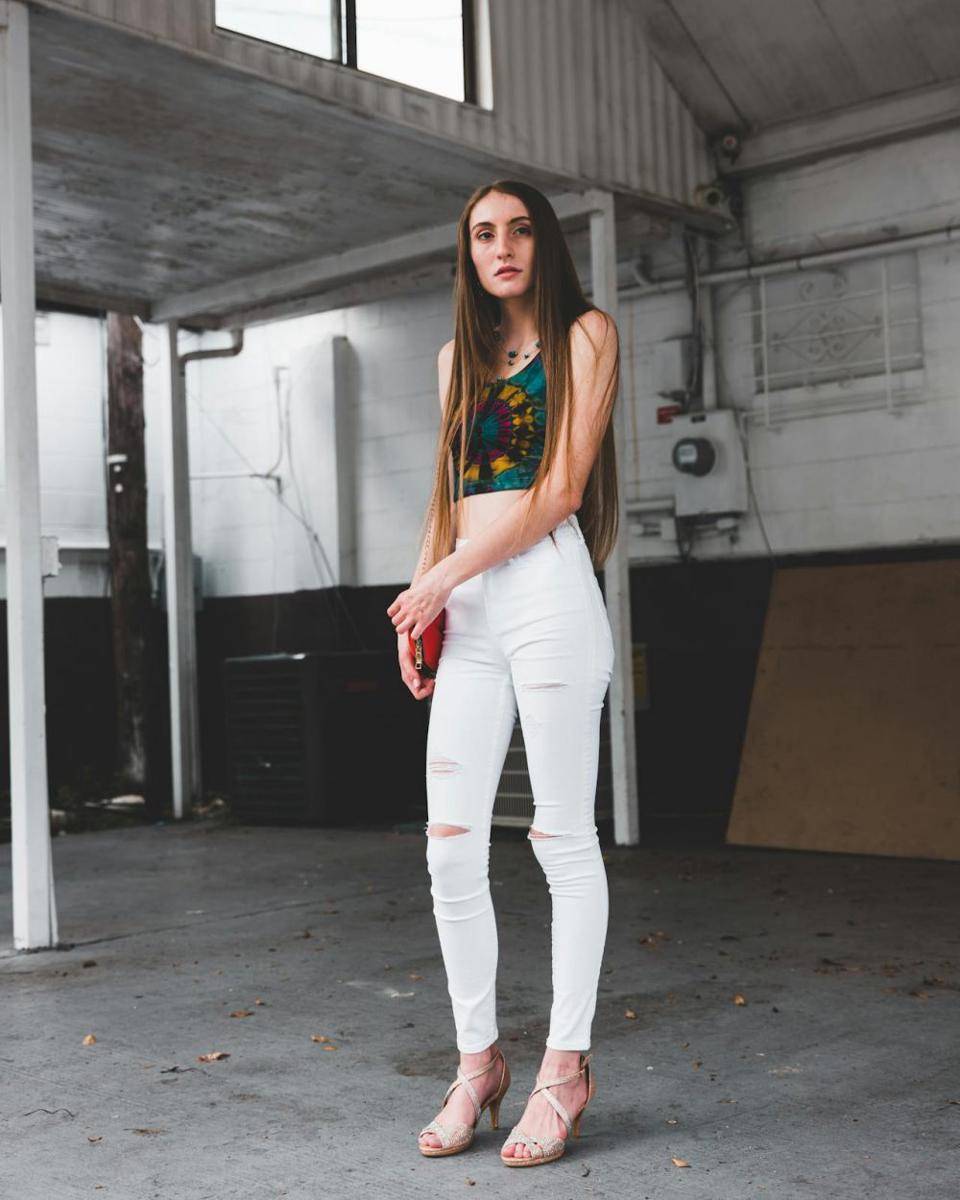 rekomendasi padu padan jeans putih (pexels.com/Ryan Hiebendahl)
