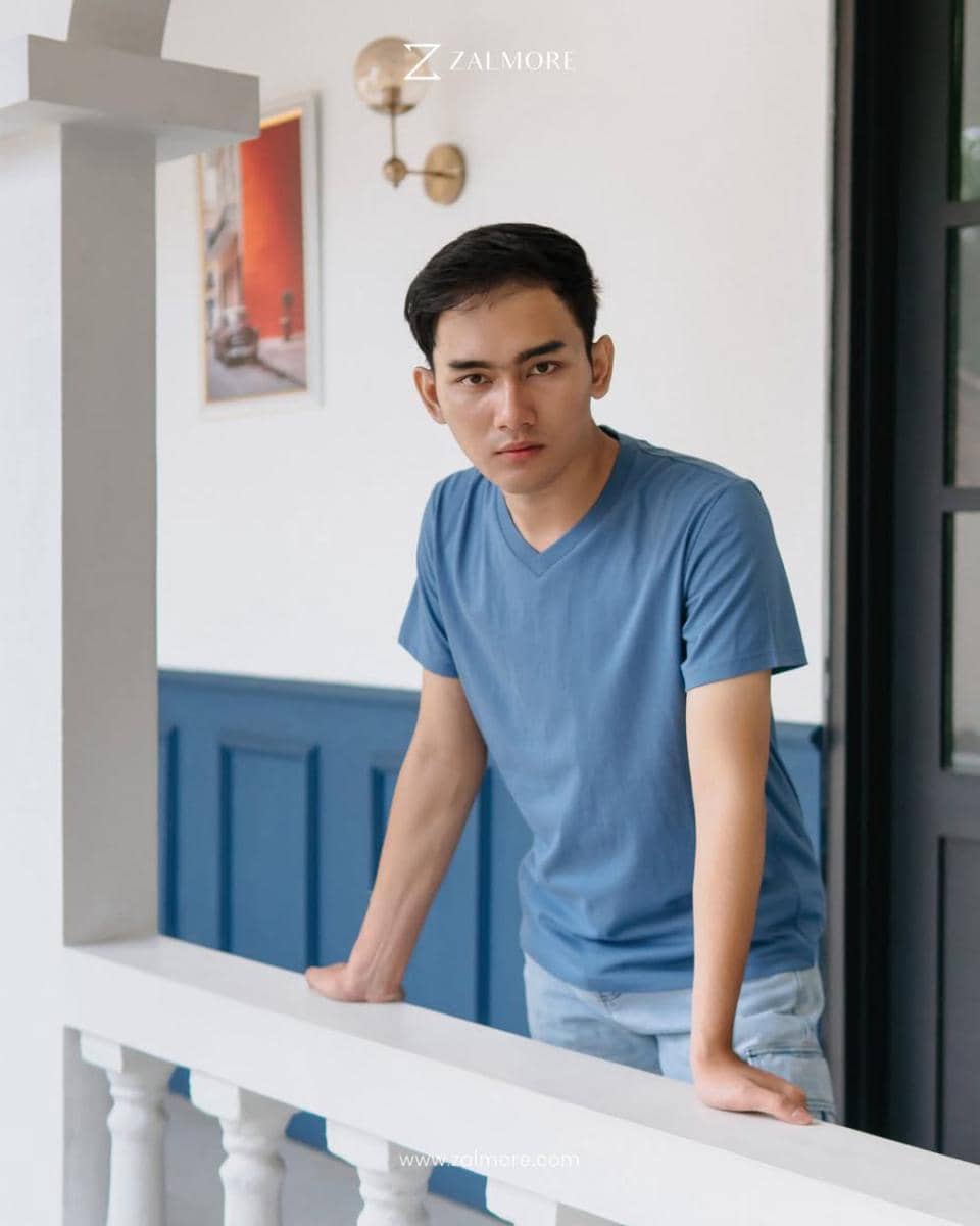 produk kaus polos v-neck Zalmore. (instagram.com/zalmore.id)