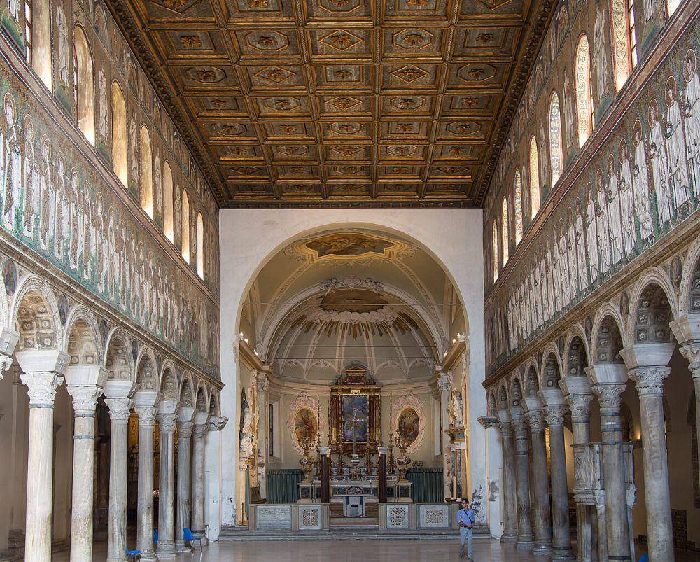 potret interior Basilika Sant' Apollinare Nuovo dengan barisan pilarnya (commons.wikimedia.org/Ruge)