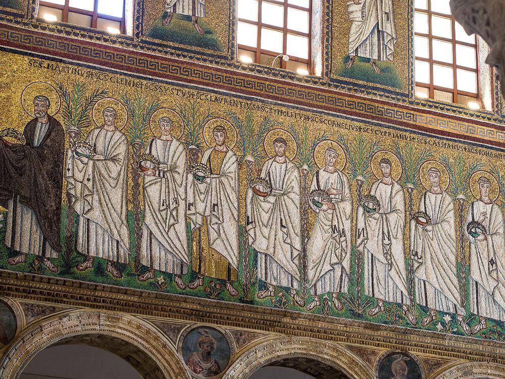 potret mozaik orang-orang Kudus yang menghiasi dinding interior Basilika Sant' Apollinare Nuovo (commons.wikimedia.org/Ruge)