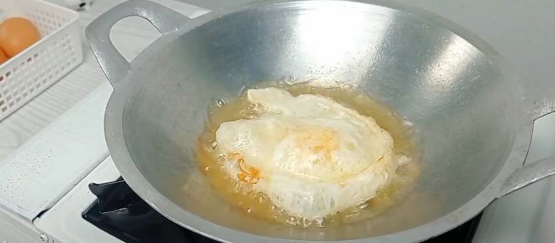 ilustrasi menggoreng telur ceplok (YouTube.com/Mawaddah Cooking)