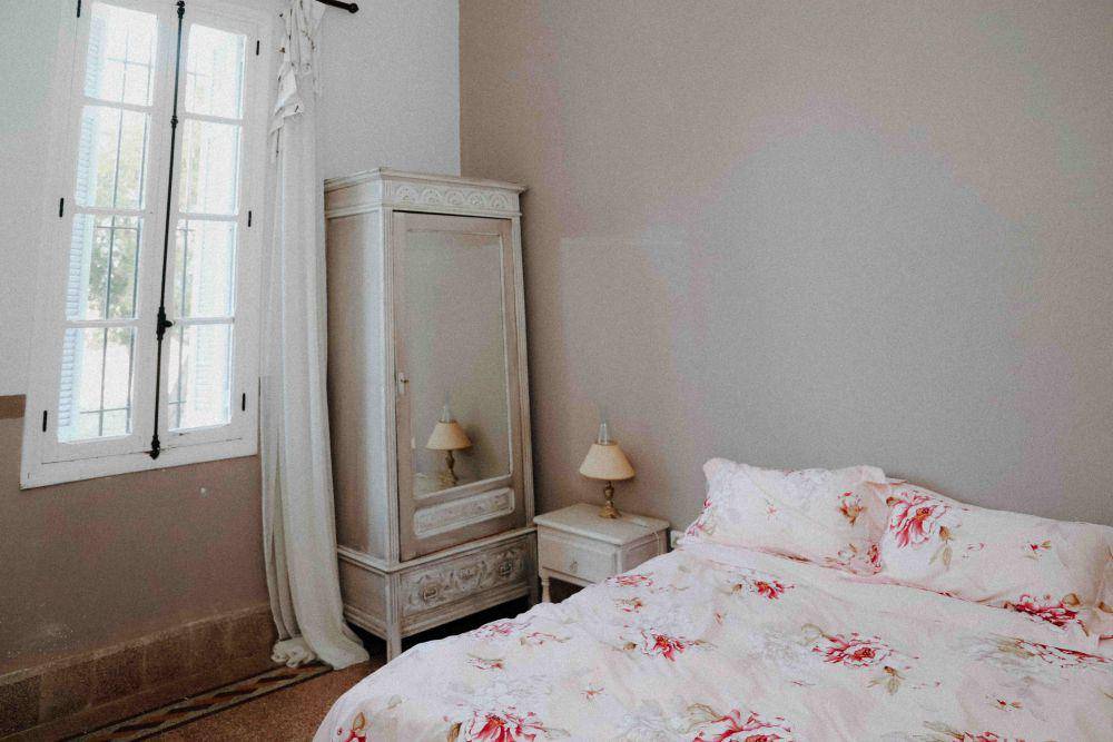 inspirasi kamar tidur dengan sentuhan benda-benda antik (unsplash.com/Seif Eddin Khayat)