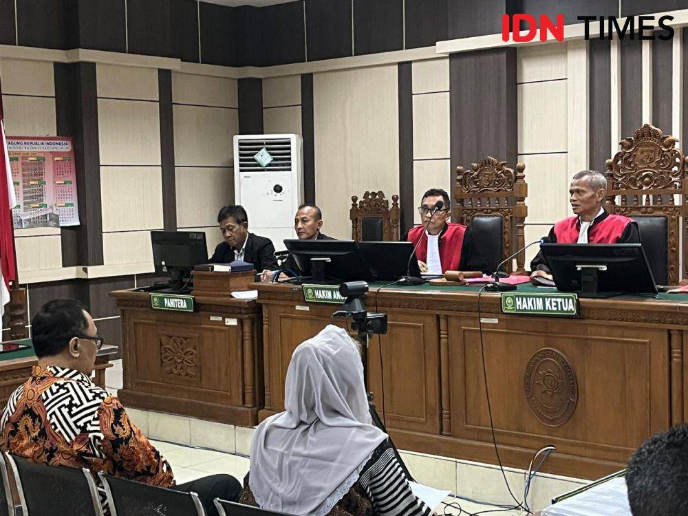 Mantan Wali Kota Semarang, Hevearita Gunaryanti Rahayu bersama suaminya, Alwin Basri yang juga mantan Ketua Komisi D Provinsi Jawa Tengah menjalani sidang perdana di Pengadilan Tindak Pidana Korupsi (Tipikor) Semarang, Senin (21/4/2025). (IDN Times/Anggun Puspitoningrum)