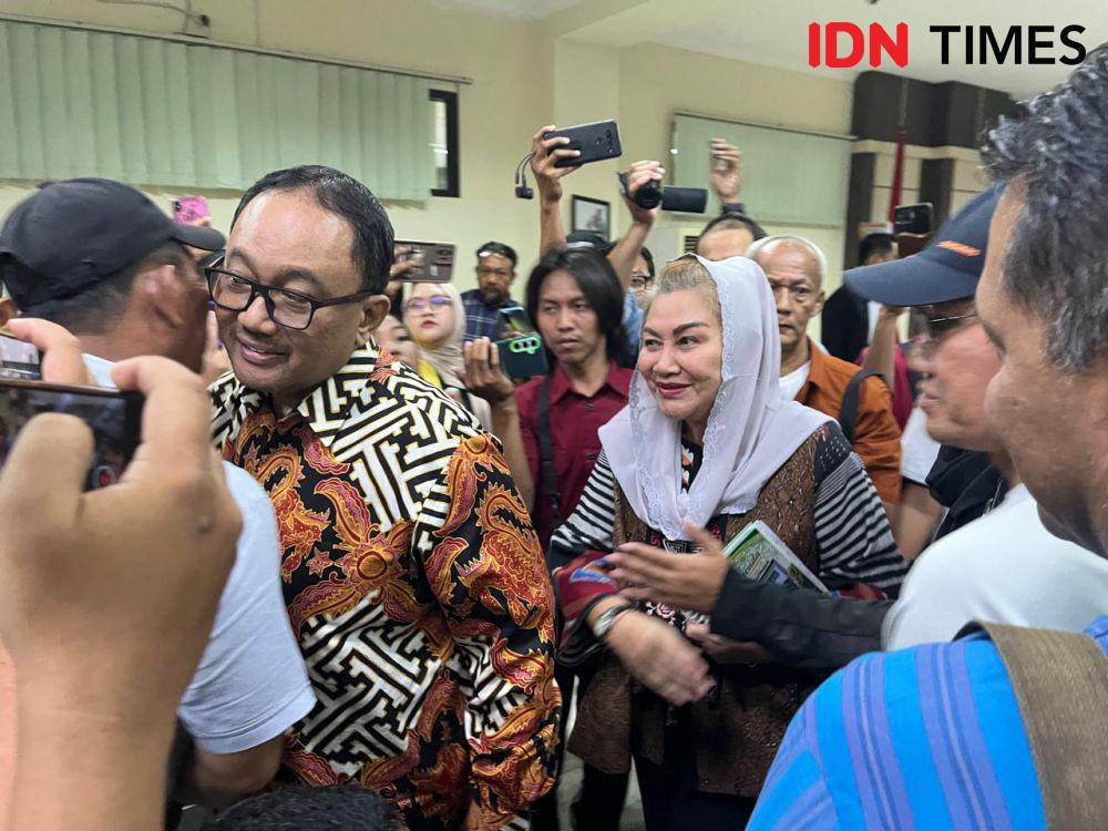 Mantan Wali Kota Semarang, Hevearita Gunaryanti Rahayu bersama suaminya, Alwin Basri yang juga mantan Ketua Komisi D Provinsi Jawa Tengah menjalani sidang perdana di Pengadilan Tindak Pidana Korupsi (Tipikor) Semarang, Senin (21/4/2025). (IDN Times/Anggun Puspitoningrum)