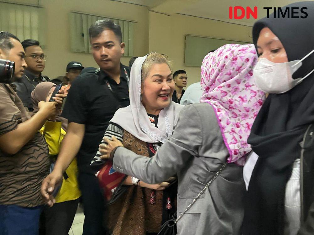Mantan Wali Kota Semarang, Hevearita Gunaryanti Rahayu bersama suaminya, Alwin Basri yang juga mantan Ketua Komisi D Provinsi Jawa Tengah menjalani sidang perdana di Pengadilan Tindak Pidana Korupsi (Tipikor) Semarang, Senin (21/4/2025). (IDN Times/Anggun Puspitoningrum)