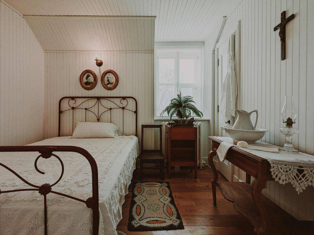 inspirasi kamar tidur bernuansa vintage (unsplash.com/Sigmund)