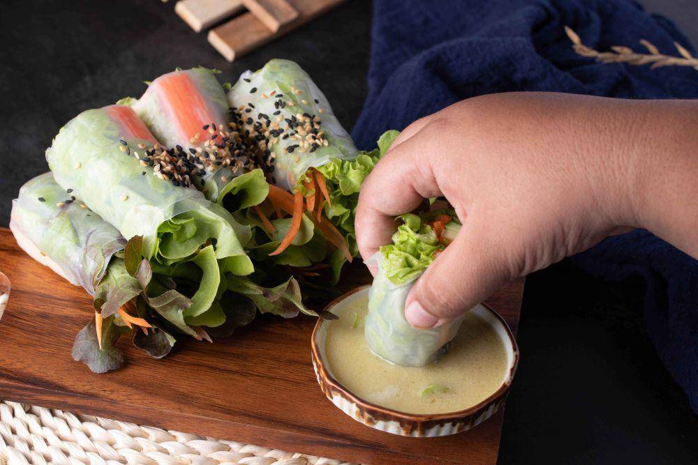Ilustrasi makanan yang menggunakan rice paper (vecteezy.com/mangolovemom kee)