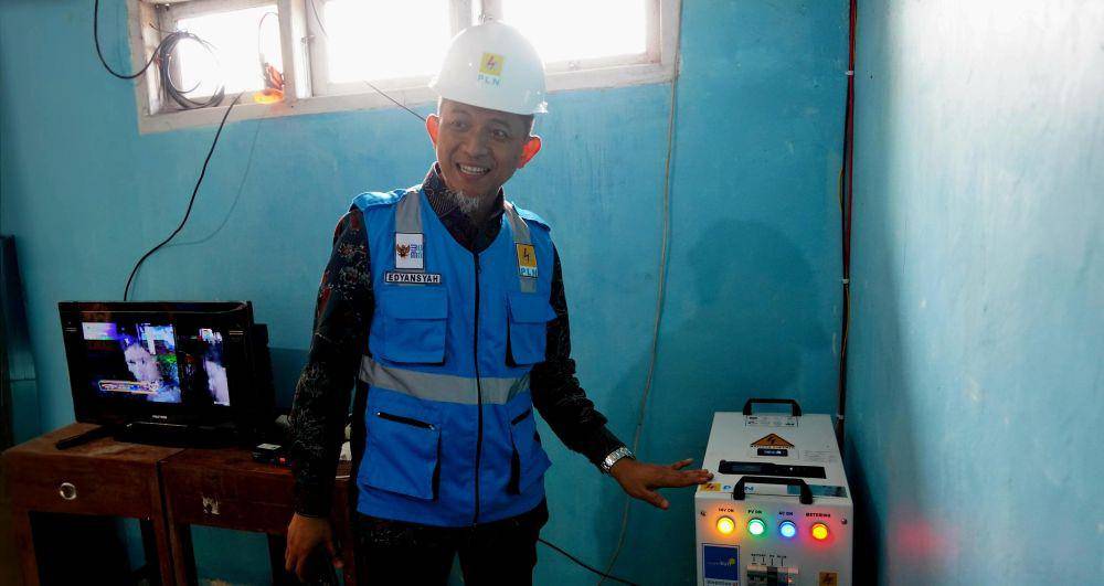 General Manager PT PLN (Persero) Unit Induk Distribusi Sulawesi Selatan, Sulawesi Tenggara, dan Sulawesi Barat, Edyansyah tengah meninjau inovasi SuperSUN di SDN 34 Satangnga, Kabupaten Takalar (19/4). (Dok. Istimewa)