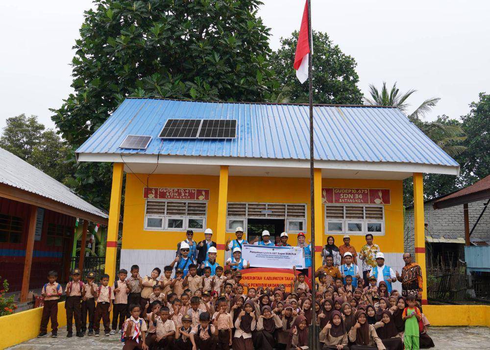 Siswa SDN 34 Satangnga di Kecamatan Tanakeke, Takalar, kini dapat belajar lebih nyaman berkat hadirnya listrik PLN. (Dok. Istimewa)
