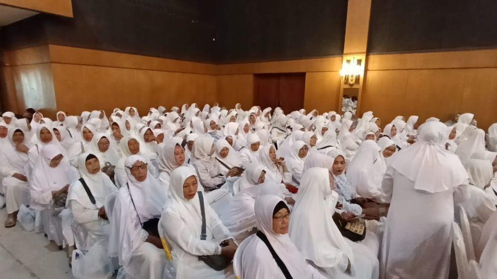 Baru disuntik Vaksin, 67 CJH Tulungagung Berangkat Belakangan