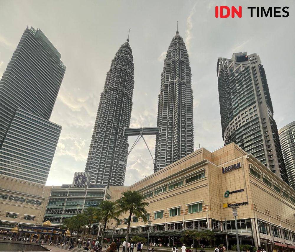 Menara Kembar Petronas di Kuala Lumpur, Malaysia (IDN Times/Sunariyah)