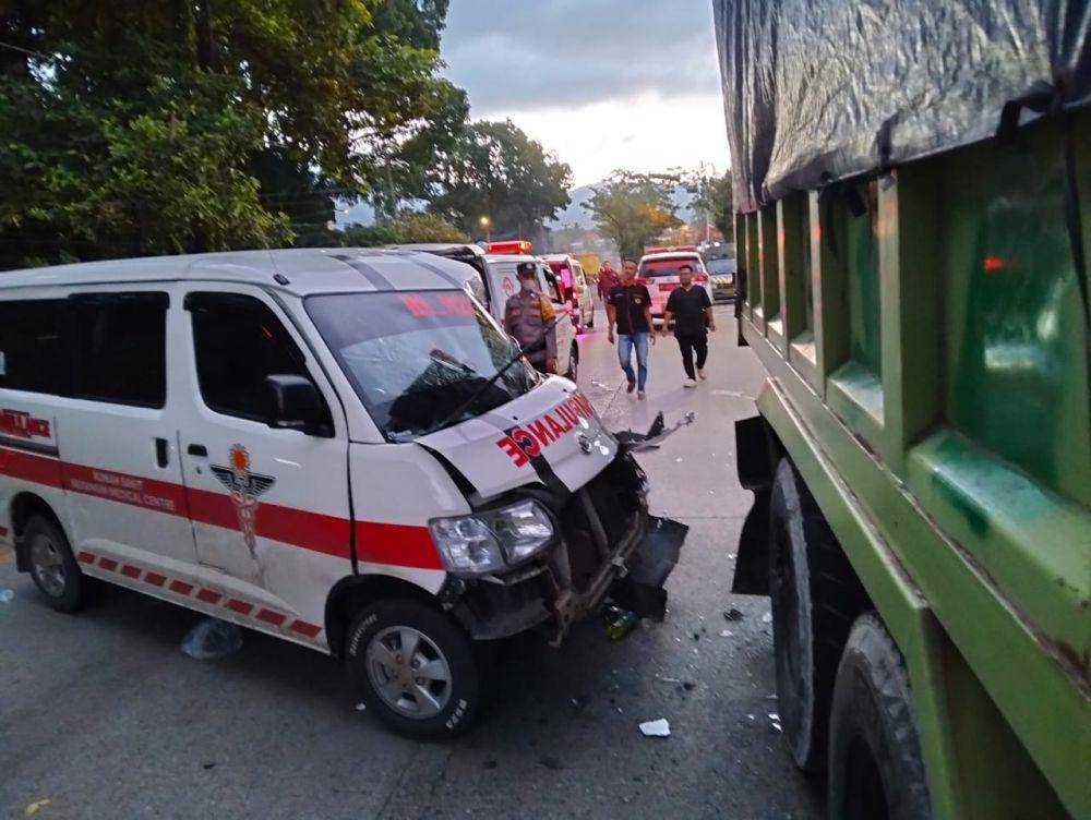 Kecelakaan ambulan di Padang (Foto: Polsek Lubuk Kilangan )