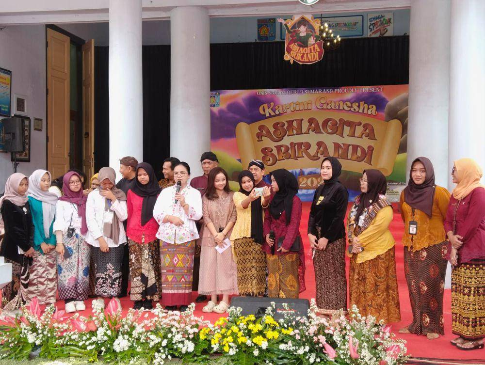 Wali Kota Semarang, Agustina Wilujeng menghadiri peringatan Hari Kartini di SMA 3 Semarang, Senin (21/4/2025). (dok. Pemkot Semarang)
