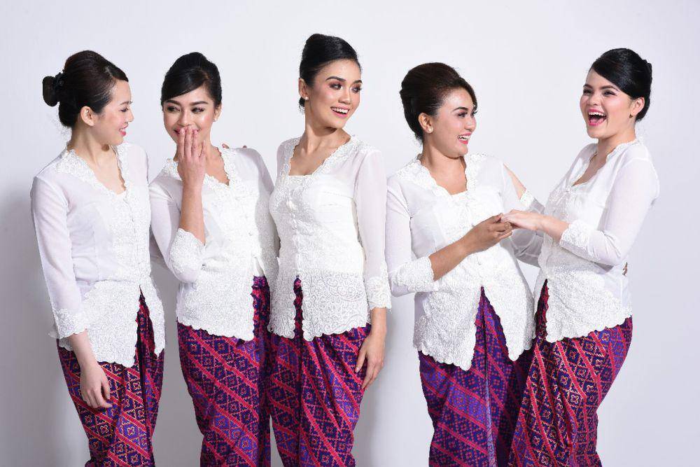 Ilustrasi wanita mengenakan kebaya senada (unsplash.com/@cikedondong)