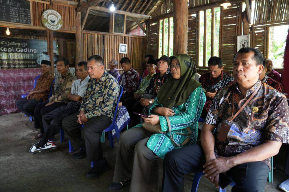 Dialog Wabup Sleman bersama petani kopi, di wilayah Kalurahan Glagaharjo, Kapanewon Cangkringan, Senin (21/4/2025). (Dok. Istimewa)