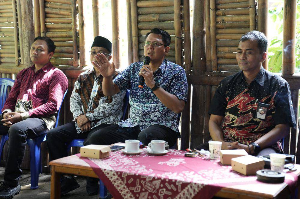 Dialog Wabup Sleman bersama petani kopi, di wilayah Kalurahan Glagaharjo, Kapanewon Cangkringan, Senin (21/4/2025). (Dok. Istimewa)
