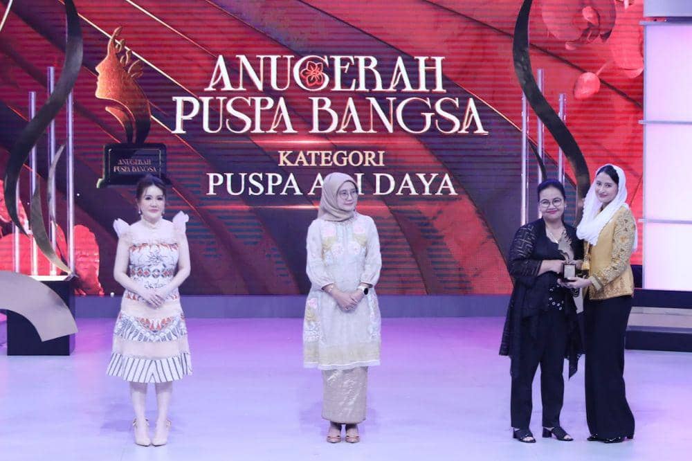 Wali Kota Semarang, Agustina Wilujeng menerima penghargaan Anugerah Puspa Bangsa 2025 kategori Puspa Adidaya pada peringatan Hari Kartini. (dok. Pemkot Semarang)