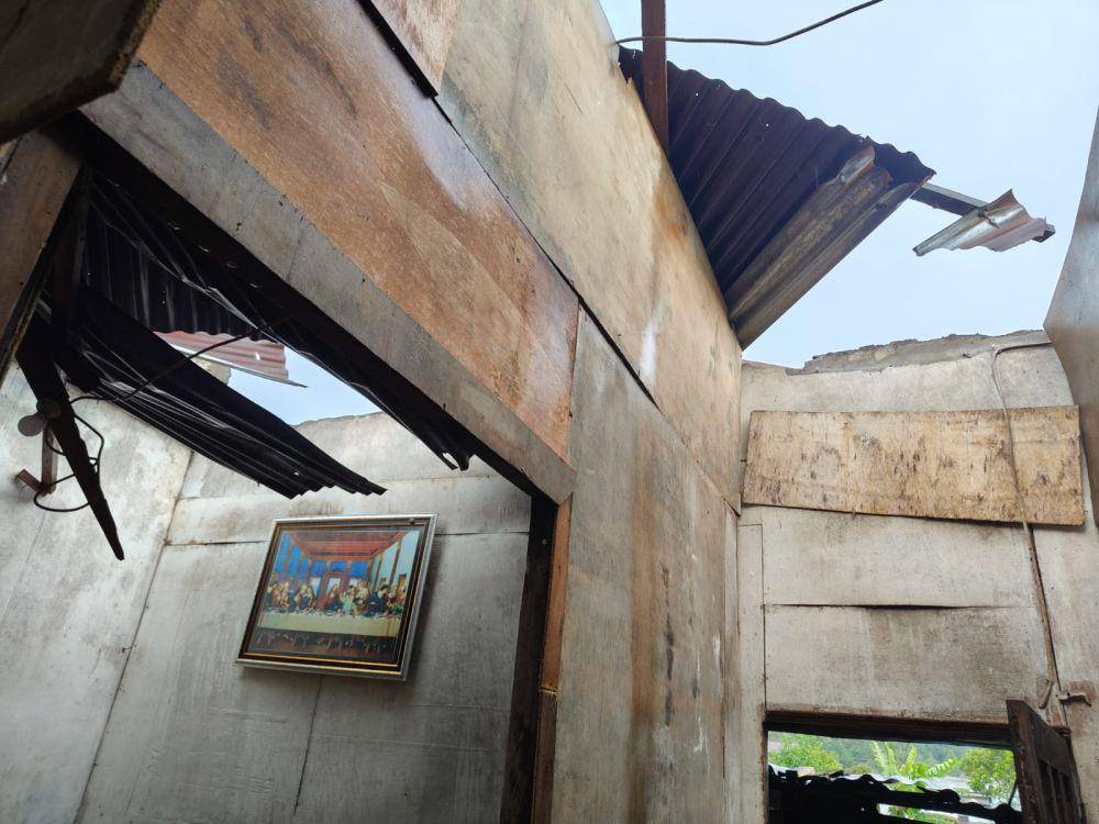 Angin puting beliung merusak sekitar 20 rumah di Tapanuli Utara, Senin (21/4/2025). (Dok BPBD Taput)