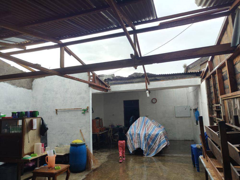 Angin puting beliung merusak sekitar 20 rumah di Tapanuli Utara, Senin (21/4/2025). (Dok BPBD Taput)