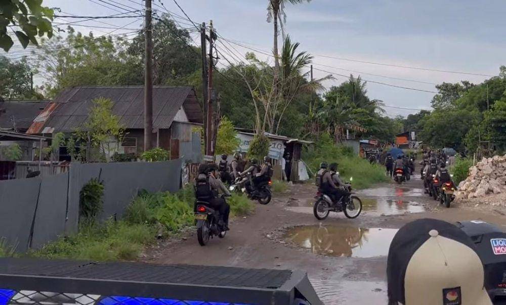 Aparat kepolisian membubarkan bentrokan dua kelompok warga di Manggala, Makassar, Senin (21/4/2025)/Istimewa