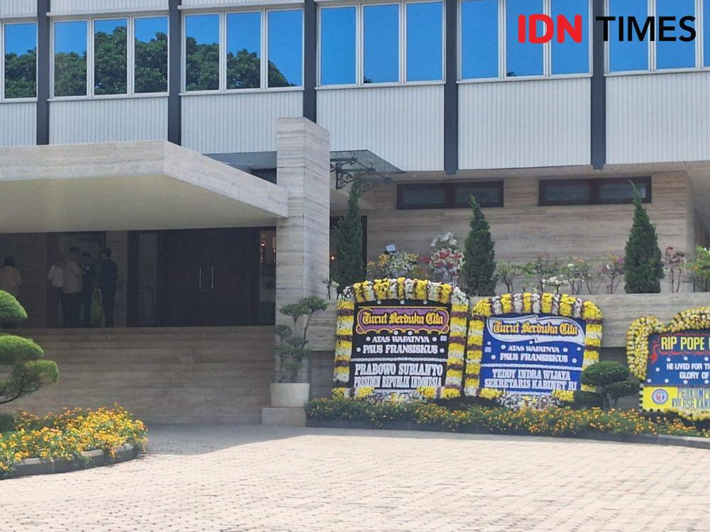 Prabowo Kirim Karangan Bunga untuk Paus Fransiskus ke Kedubes Vatikan