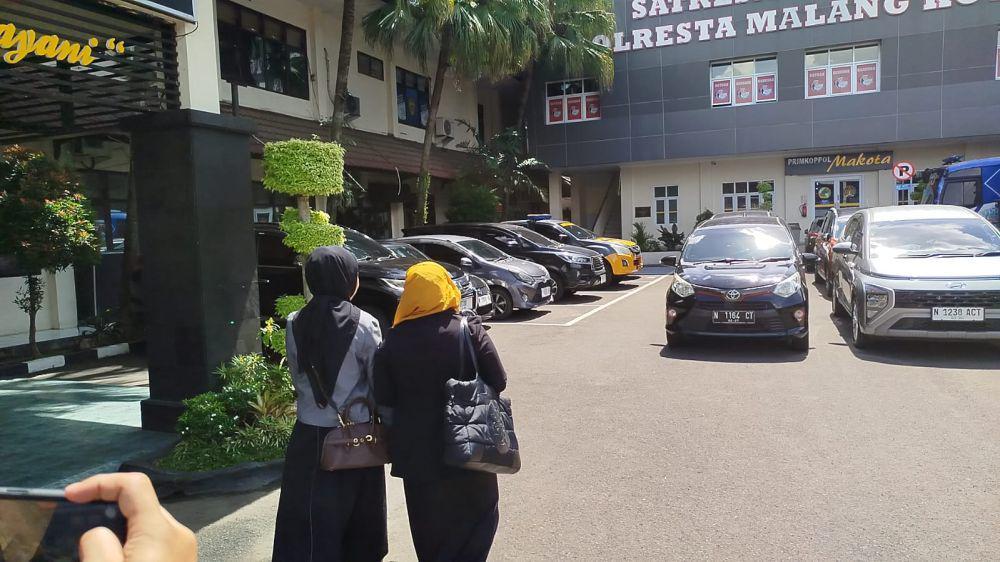 Tri Eva Oktaviani mewakili A membuat laporan dugaan pelecehan oleh dokter RS Persada Malang. (IDN Times/Rizal Adhi Pratama)